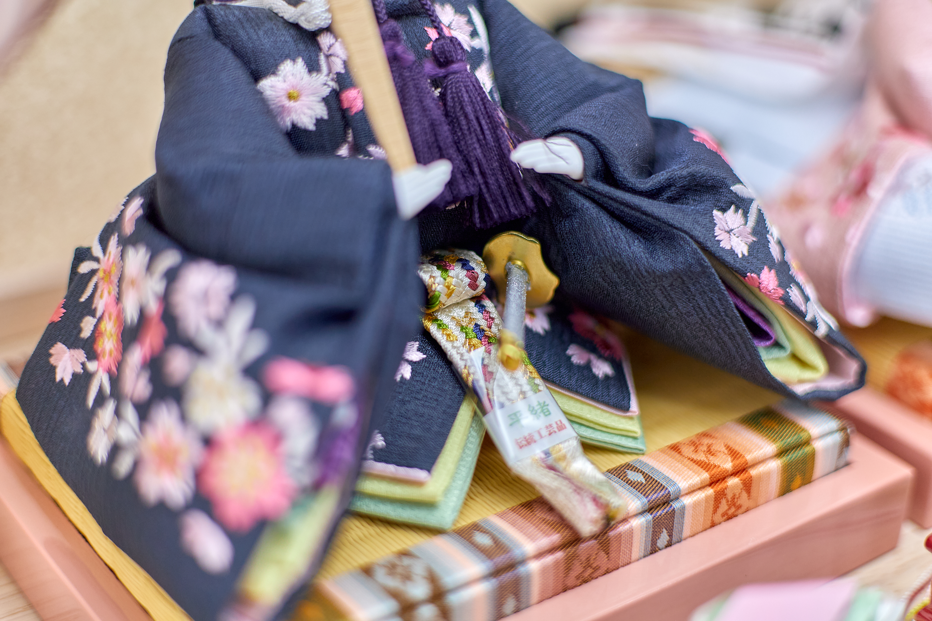 桜刺繍親王収納飾り 雛人形 茨城県 ひたちなか市 節句人形専門店 人形の桜井 水戸市 那珂市 東海村 日立市 常陸太田市 常陸大宮市 笠間市 大子町 大洗町 城里町 高萩市 北茨城市 鉾田市 茨城町 小美玉市 石岡市 桜川市